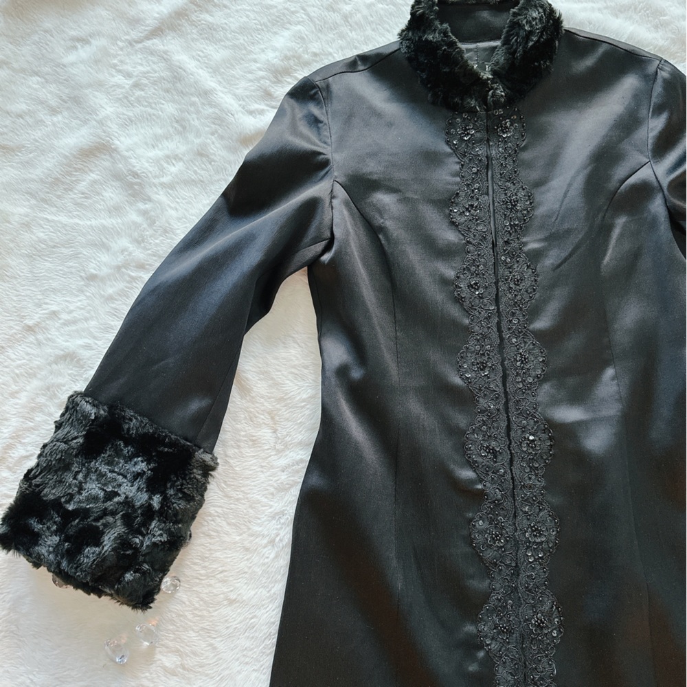 NWT Gorgeous Black Hype satin, beaded and faux fur coat. Size 10 - Picture 14 of 16